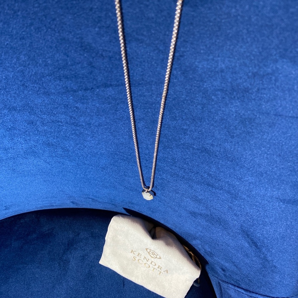 Kendra Scott Mother of Pearl Pendant Necklace NWOT - Picture 2 of 5